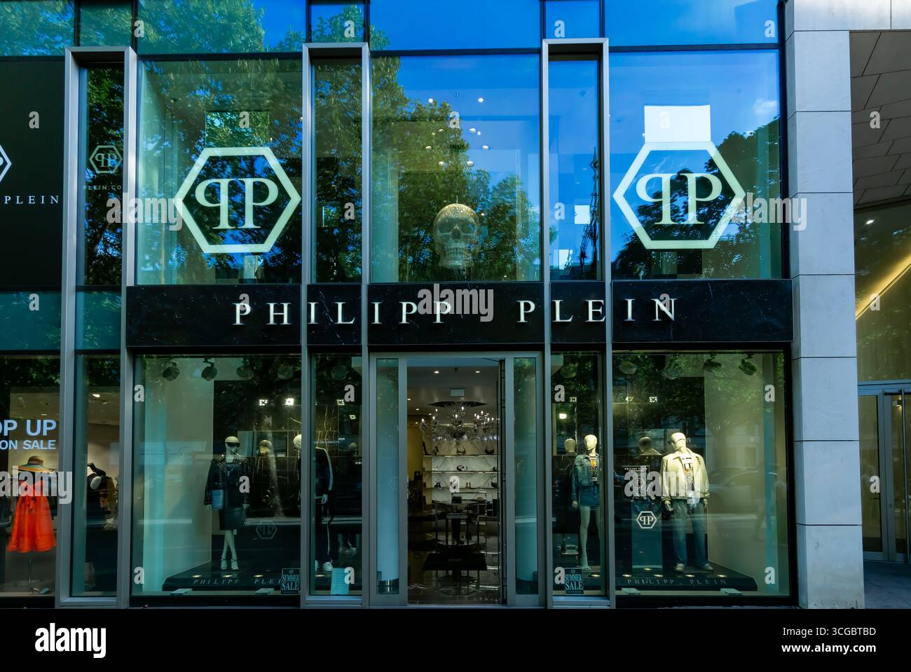 Philipp Plein Flagship Store a Kurfürstendamm, Berlino – streetwear di lusso audace. Foto Stock