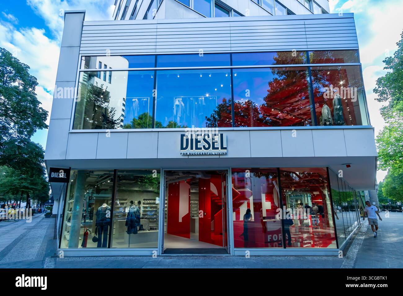 Moderno negozio di moda Diesel a Berlino Kurfürstendamm, che mostra l'inconfondibile identità dei marchi e l'elegante facciata in vetro, Germania. Foto Stock