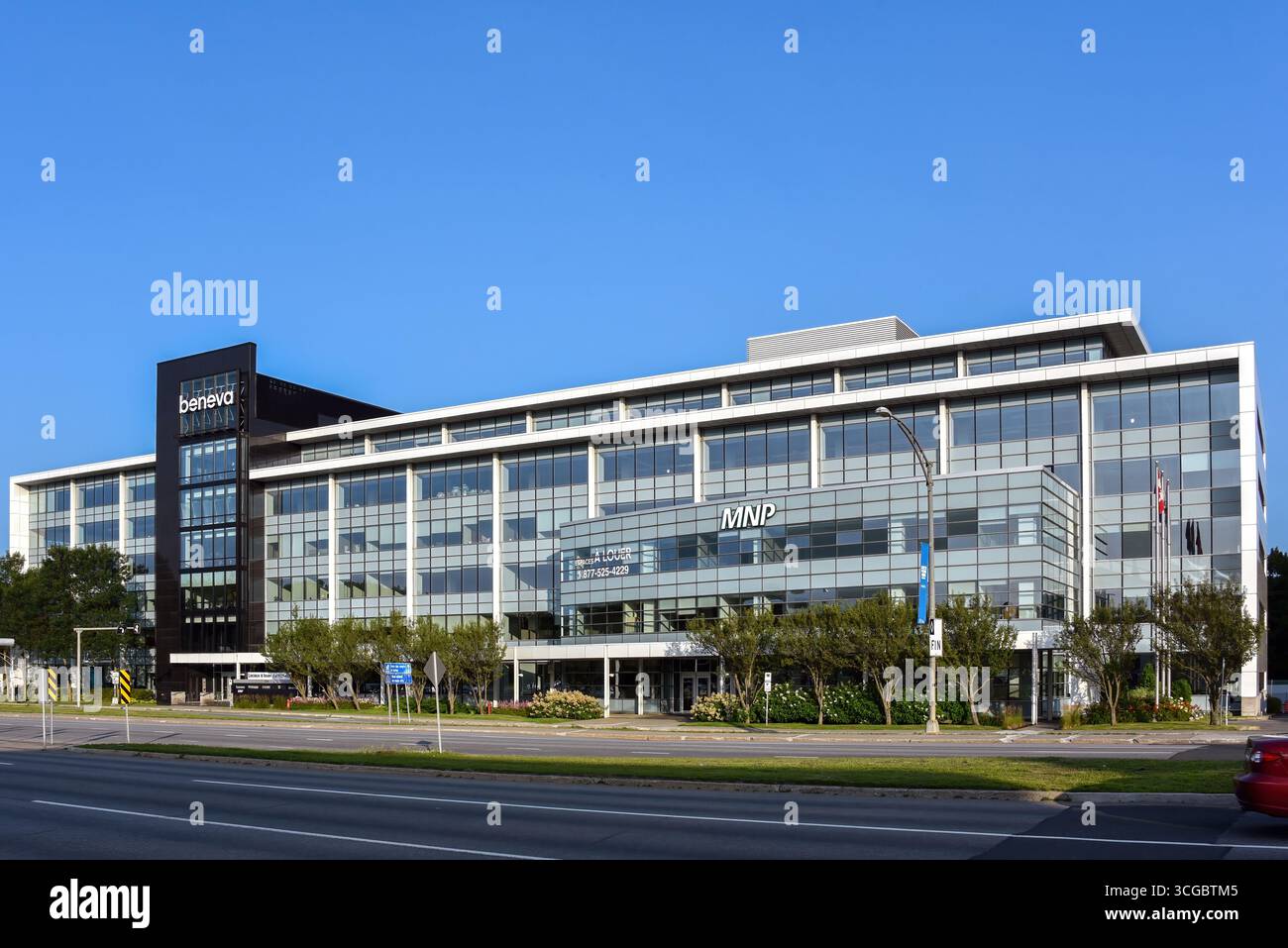 Quebec City, Canada - 7 agosto 2025: Edificio Beneva su Laurier Boulevard che contiene anche un ufficio NMP. Beneva è una compagnia assicurativa canadese Foto Stock
