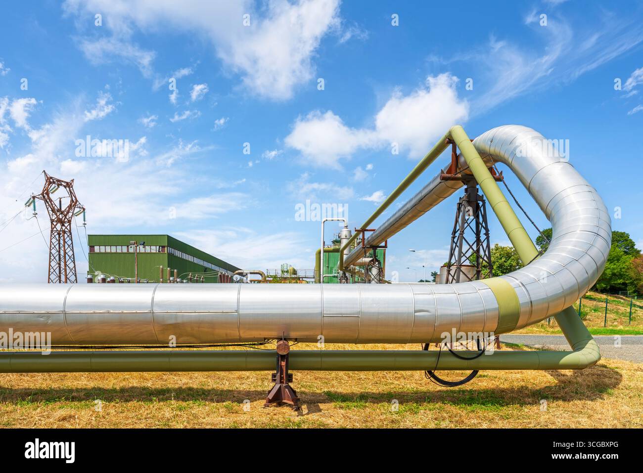 Gasdotti di una centrale geotermica al tramonto a Larderello, Toscana, Italia. L'energia geotermica è una forma di energia alternativa e sostenibile Foto Stock