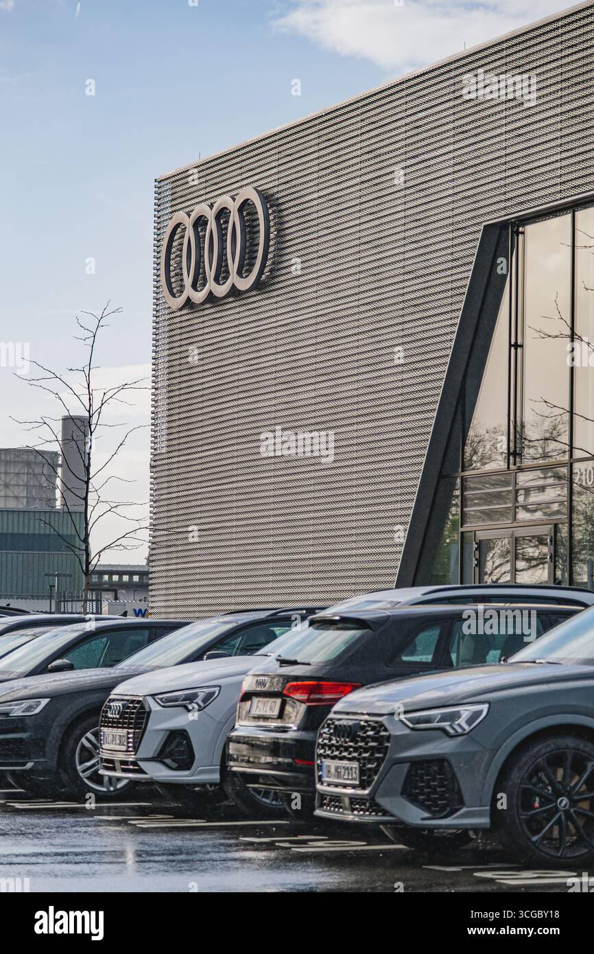 La concessionaria Audi del costruttore automobilistico tedesco si trova in via Hoherweg Foto Stock