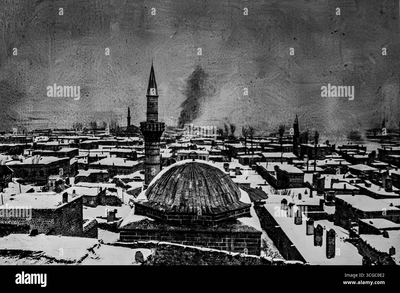 Vista generale di Erzeroum presa dalla cittadella il giorno dopo l'occupazione russa, 1916. Il fumo generato dagli incendi incendiati dalle forze ottomane in ritirata continua a muoversi sulla città innevata. Questa scena illustra la caduta di un'importante roccaforte ottomana alle forze russe nella campagna del Caucaso della prima guerra mondiale Foto Stock