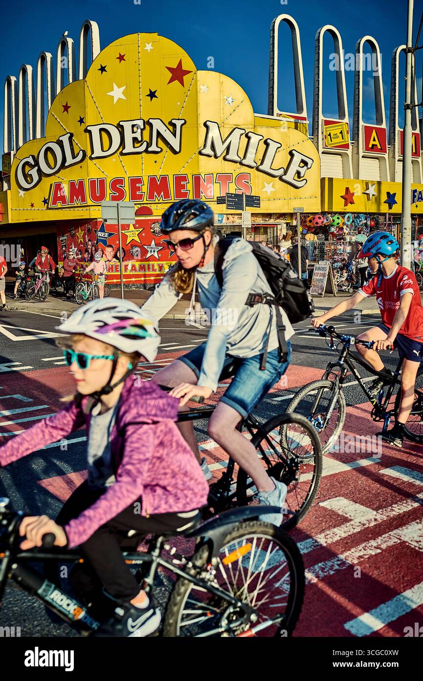 L'inizio del Blackpool Ride the Lights Family Event 2025 lungo la Promenade, Regno Unito Foto Stock