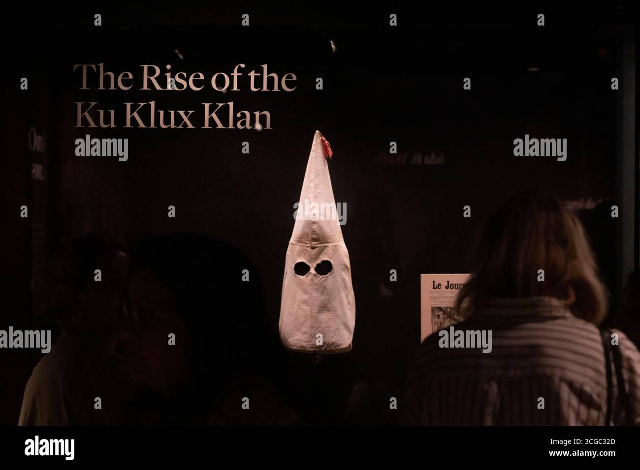 Washington, D.C, USA - 7 giugno 2025: Una maschera Ku Klux Klan in mostra allo Smithsonian National Museum of African American History. Foto Stock