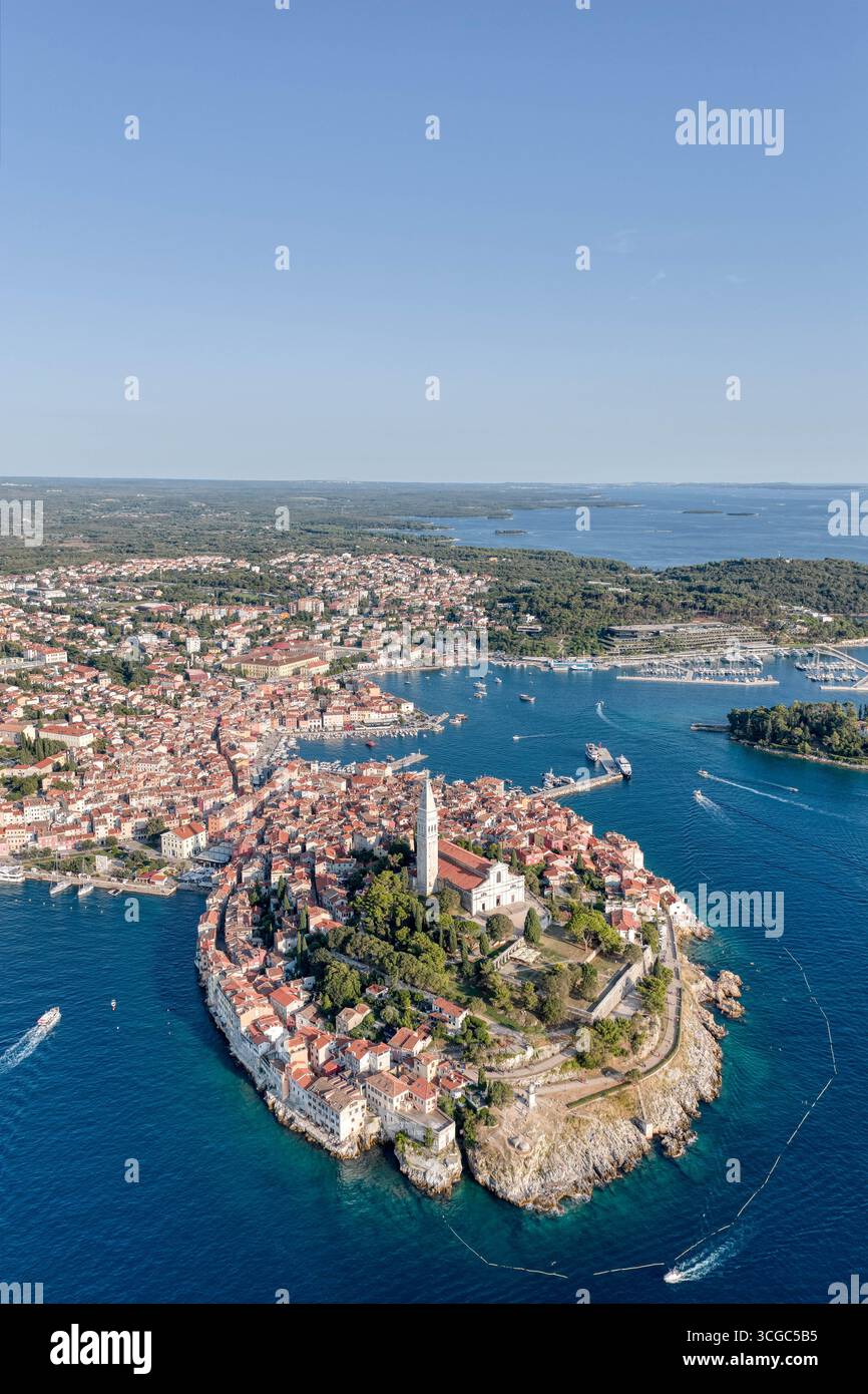Vista aerea della storica città vecchia di Rovigno in Croazia, con la sua iconica chiesa adagiata su una collina su una penisola Foto Stock