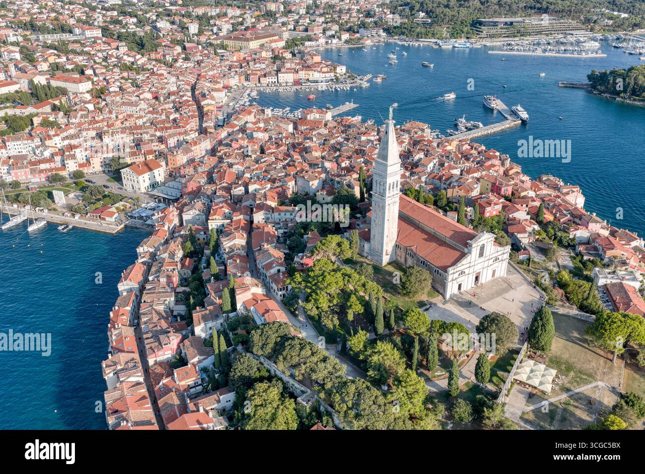Vista aerea della storica città vecchia di Rovigno in Croazia, con la sua iconica chiesa adagiata su una collina su una penisola Foto Stock