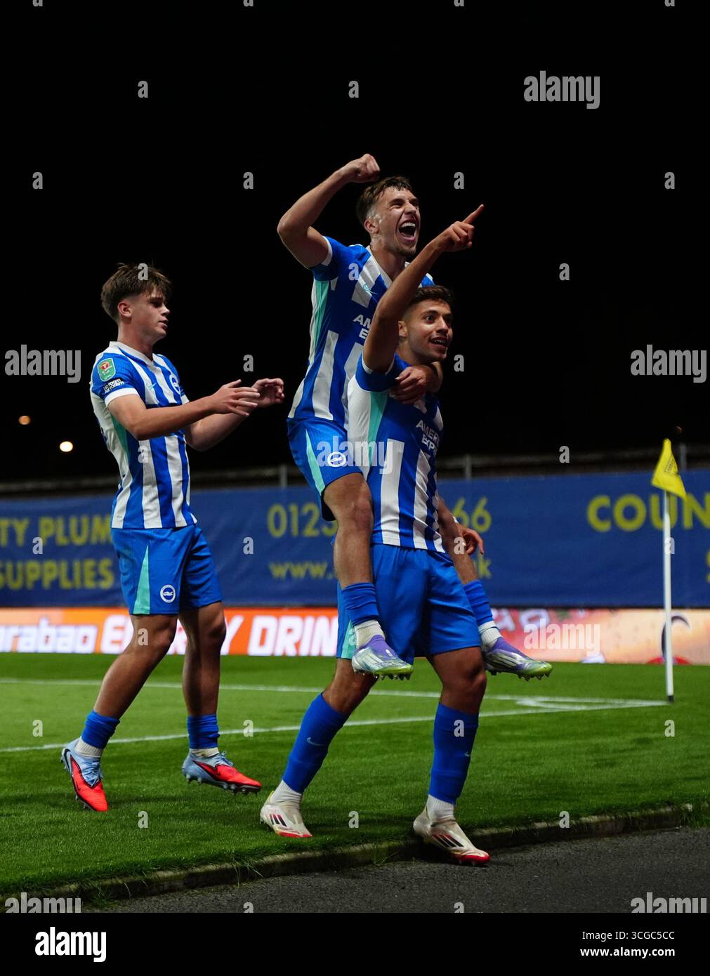 Stefanos Tzimas di Brighton e Hove Albion (a destra) festeggia con Harry Howell di Brighton e Hove Albion (a sinistra) e Brajan Gruda di Brighton e Hove Albion (al centro) dopo aver segnato il quarto gol ai suoi lati durante la partita del secondo turno della Carabao Cup all'Hill Kassam Stadium di Oxford. Data foto: Mercoledì 27 agosto 2025. Foto Stock