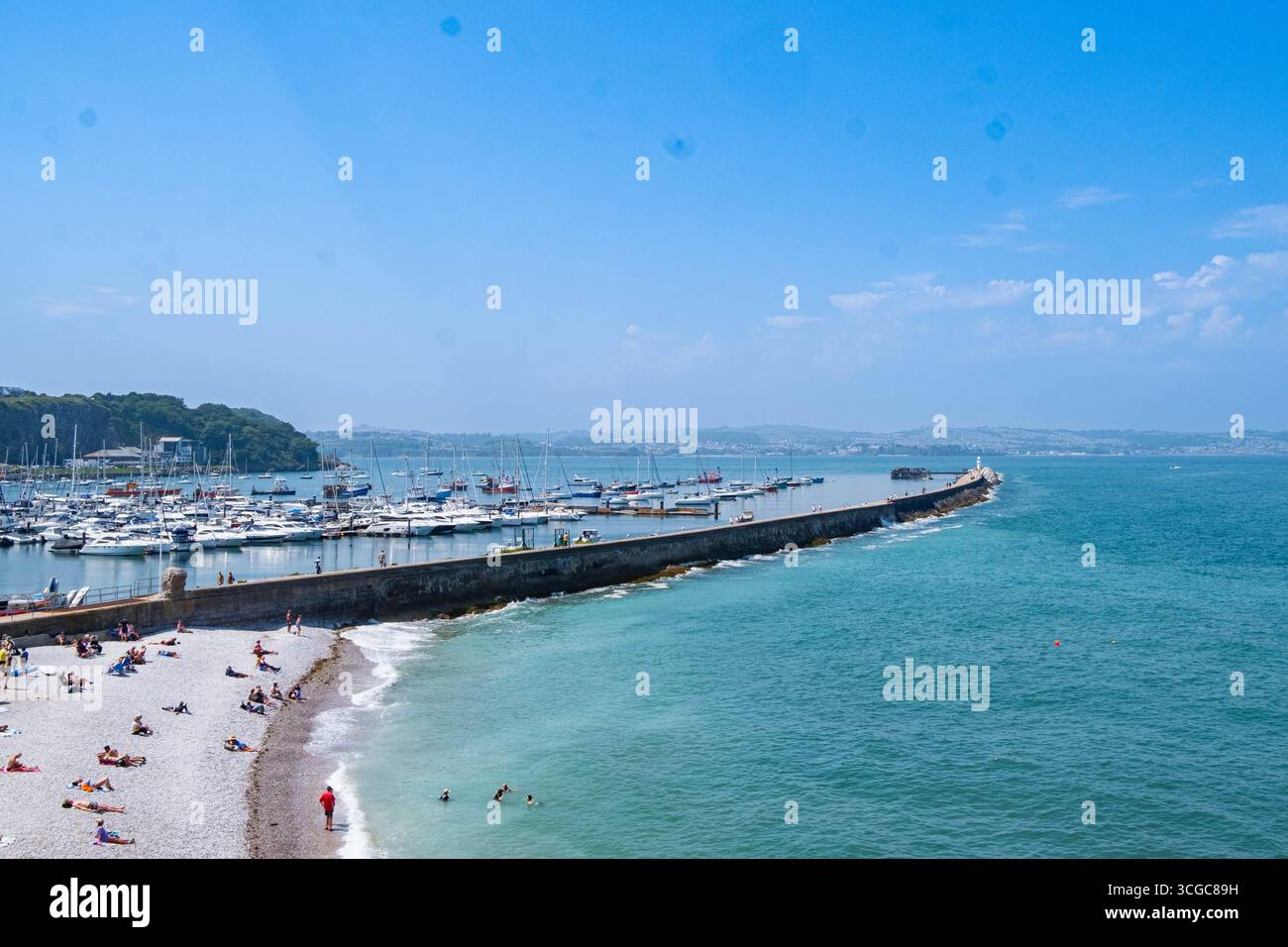 Brixham Break Water che separa il porticciolo dalla spiaggia Foto Stock