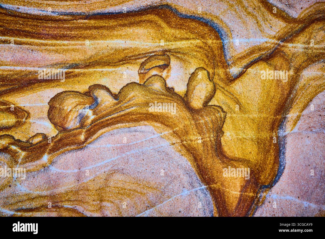 Texture di sabbia dorata astratta con strisce blu e bianche primo piano Foto Stock