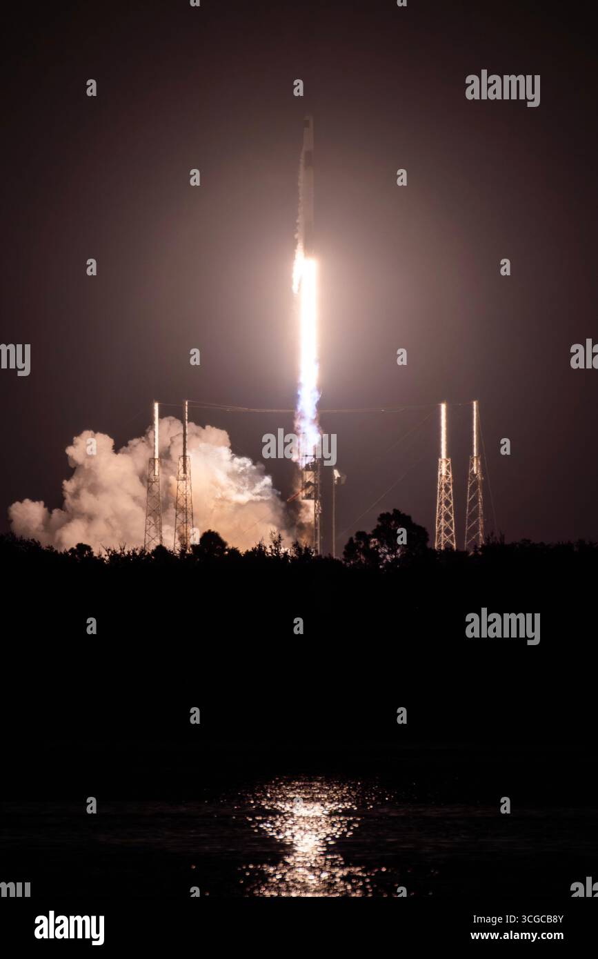 Cape Canaveral, Stati Uniti d'America. 24 agosto 2025. Un razzo Falcon 9 SpaceX che trasporta la navicella senza equipaggio CRS-33 Dragon esplode dal Launch Complex 40 al Kennedy Space Center, il 24 agosto 2025 a Cape Canaveral, Florida. La nave da carico trasporta 5.100 libbre di rifornimenti, tra cui 1.500 tortillas, nella 33a missione di consegna del carico SpaceX al laboratorio orbitante. Crediti: Robert Mason/US Space Force/Alamy Live News Foto Stock