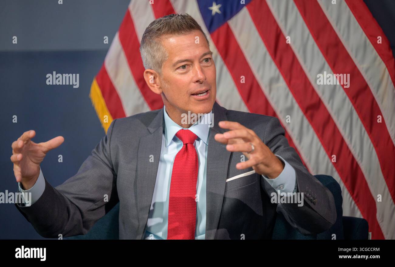 Washington, Stati Uniti d'America. 18 luglio 2025. Sean Duffy, amministratore facente funzioni della NASA, fa alcune osservazioni durante un incontro con il vice amministratore associato della NASA Casey Swails presso il Mary W. Jackson NASA Headquarters Building, 18 luglio 2025, a Washington, D.C. Credit: Bill Ingalls/NASA/Alamy Live News Foto Stock