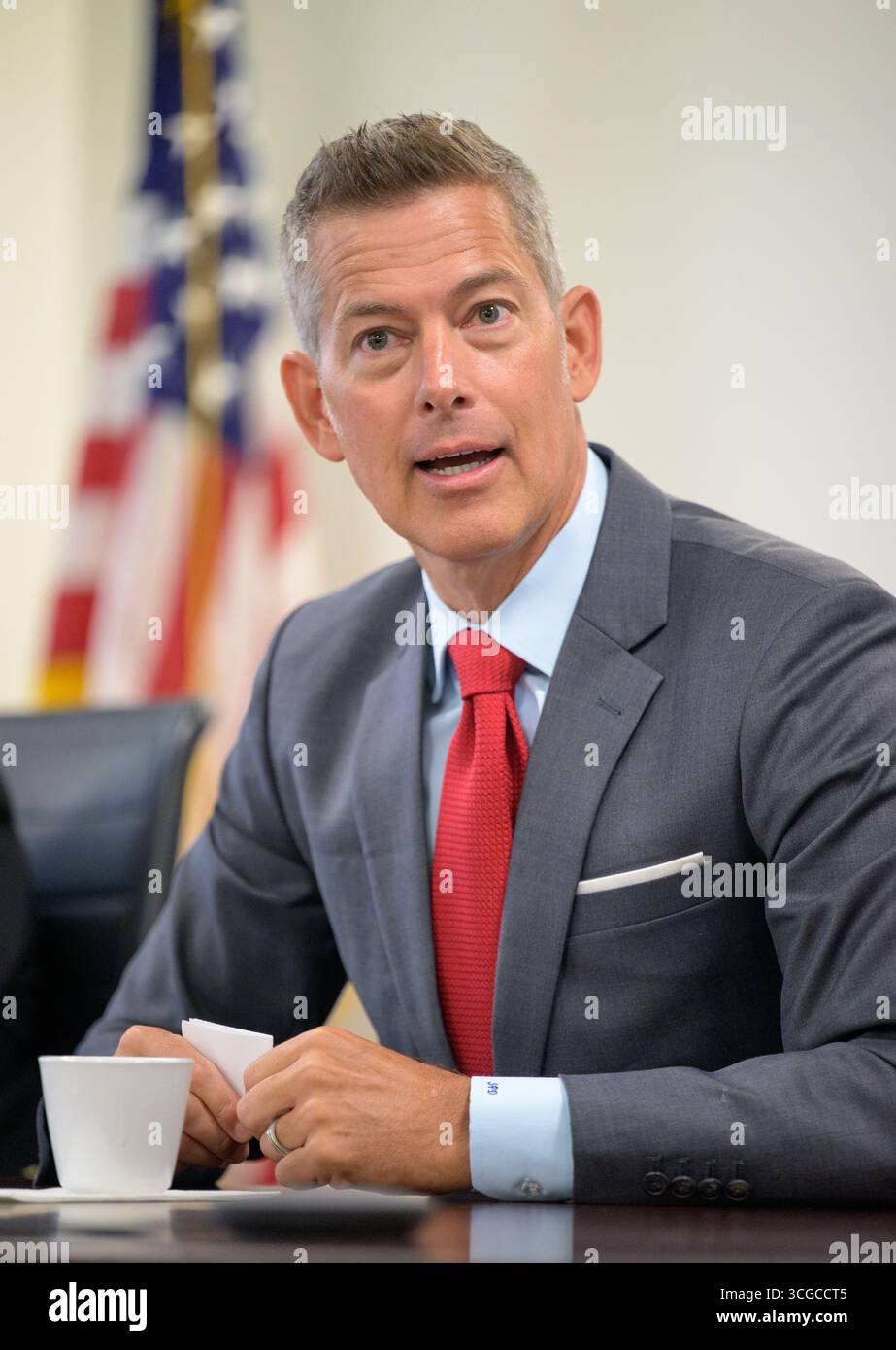 Washington, Stati Uniti d'America. 18 luglio 2025. Sean Duffy, amministratore facente funzioni della NASA, fa alcune osservazioni durante un incontro con il vice amministratore associato della NASA Casey Swails presso il Mary W. Jackson NASA Headquarters Building, 18 luglio 2025, a Washington, D.C. Credit: Bill Ingalls/NASA/Alamy Live News Foto Stock