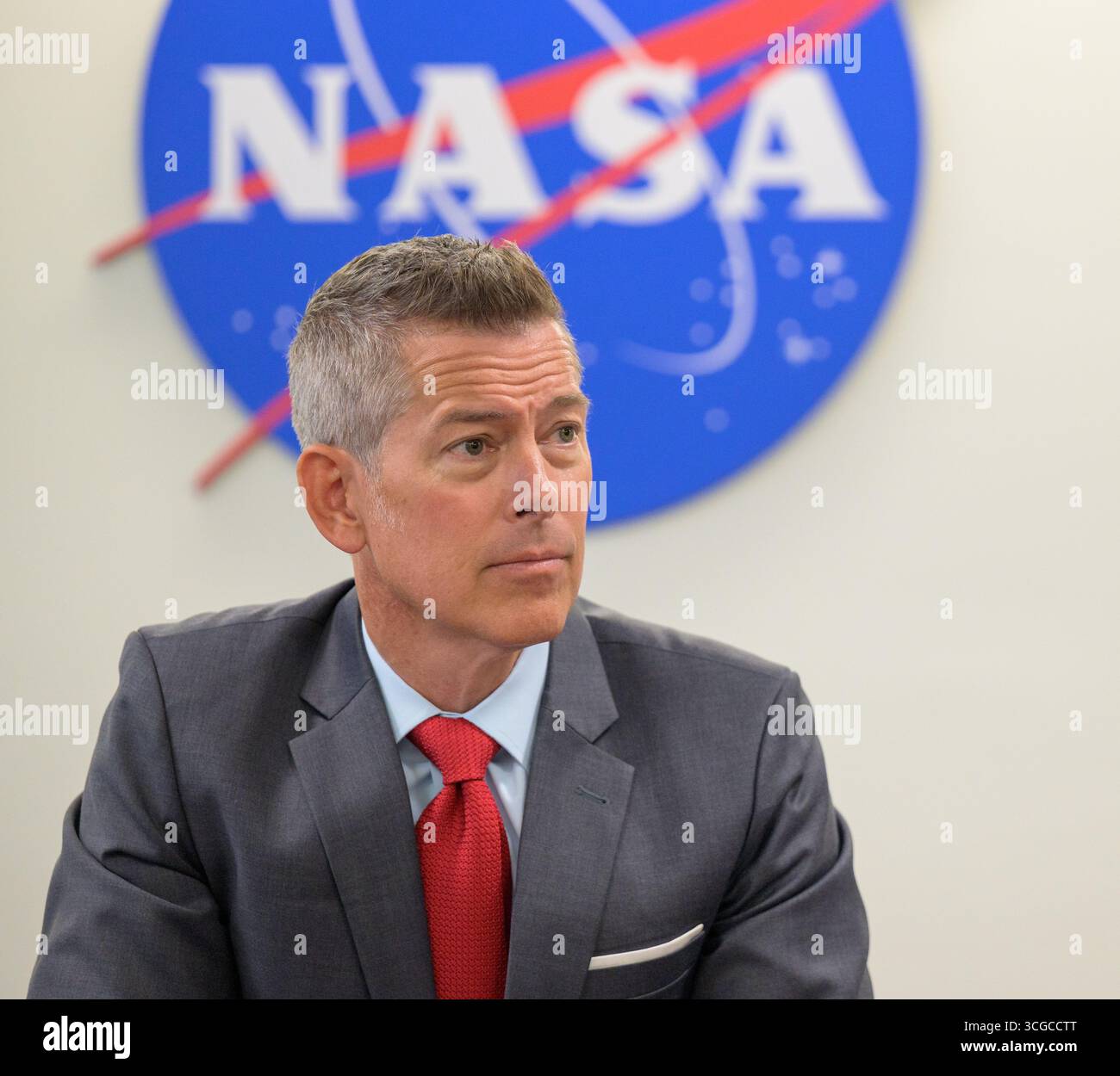 Washington, Stati Uniti d'America. 18 luglio 2025. Sean Duffy, amministratore facente funzioni della NASA, fa alcune osservazioni durante un incontro con il vice amministratore associato della NASA Casey Swails presso il Mary W. Jackson NASA Headquarters Building, 18 luglio 2025, a Washington, D.C. Credit: Bill Ingalls/NASA/Alamy Live News Foto Stock