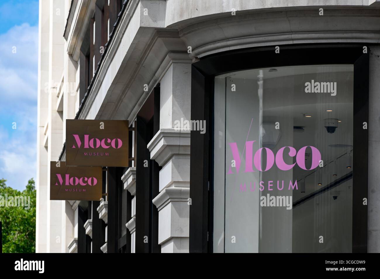 LONDRA, Regno Unito - 07 LUGLIO 2025: Cartelli fuori dal Moco Museum a Marble Arch, Mayfair Foto Stock