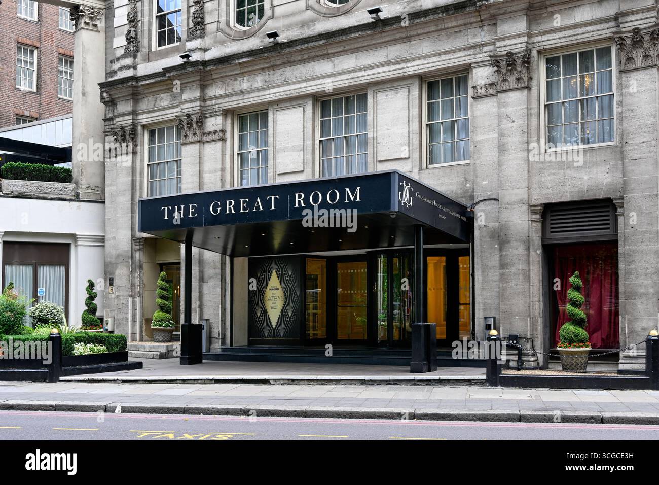 LONDRA, Regno Unito - 07 LUGLIO 2025: Esterno del Great Room Grosvenor House Hotel a Mayfair con cartello Foto Stock