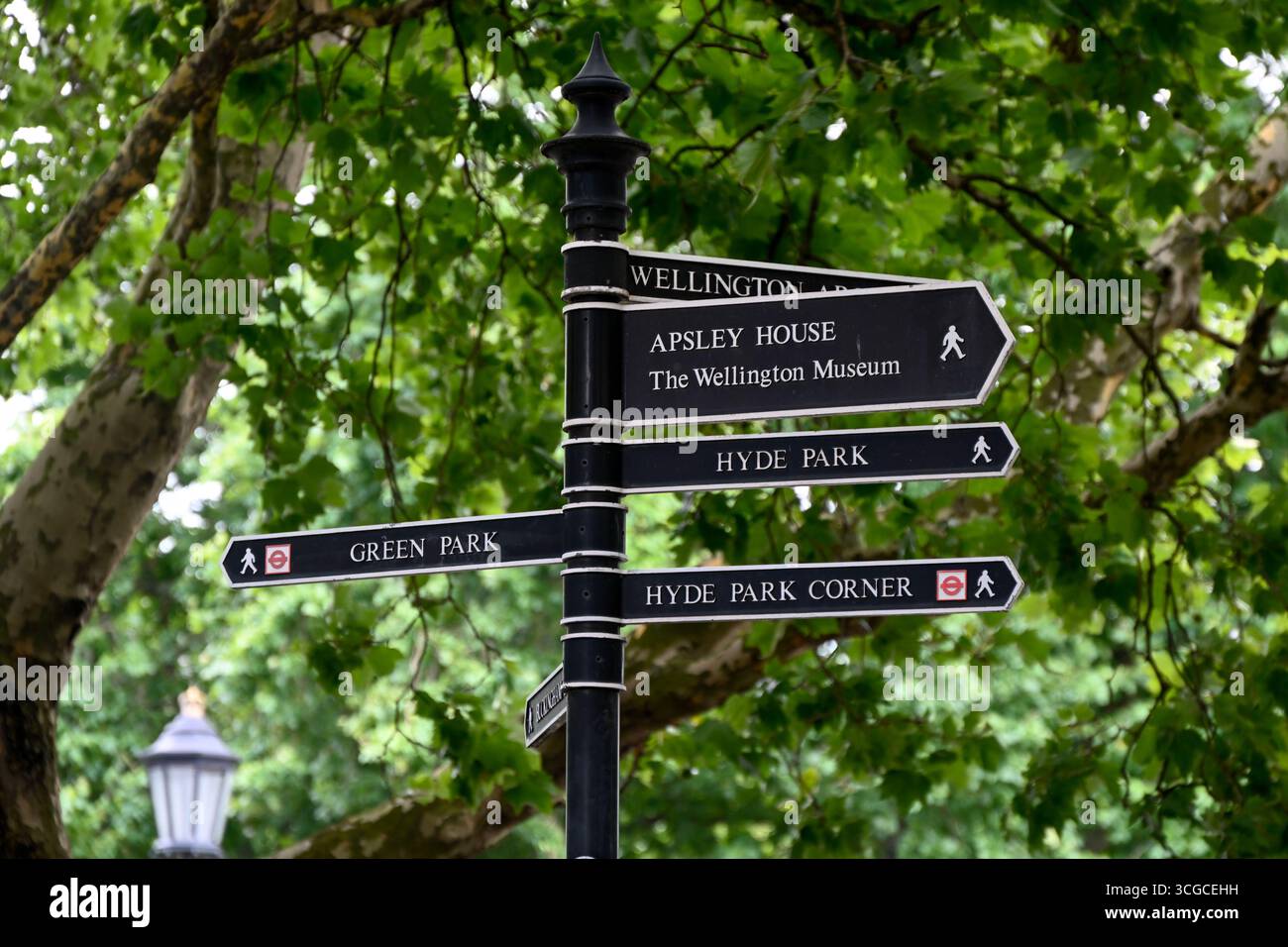 LONDRA, Regno Unito - 07 LUGLIO 2025: Cartello con le indicazioni per Hyde Park Corner, Apsley House e Green Park Foto Stock