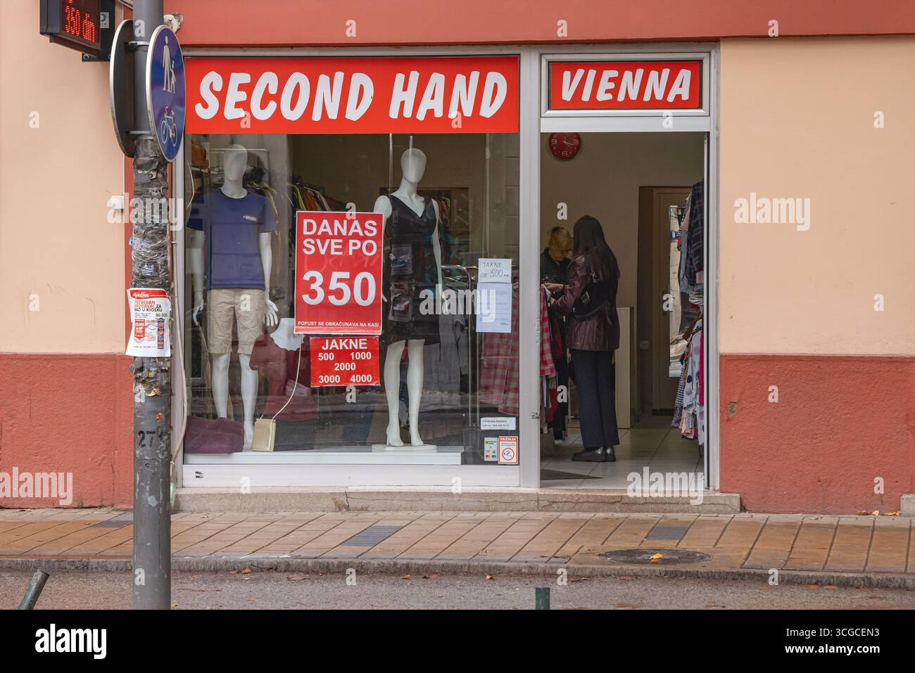 Novi Sad, distretto di Backa, Vojvodina, Serbia. 14 settembre 2024. Negozio di abbigliamento usato a Novi Sad. Foto Stock