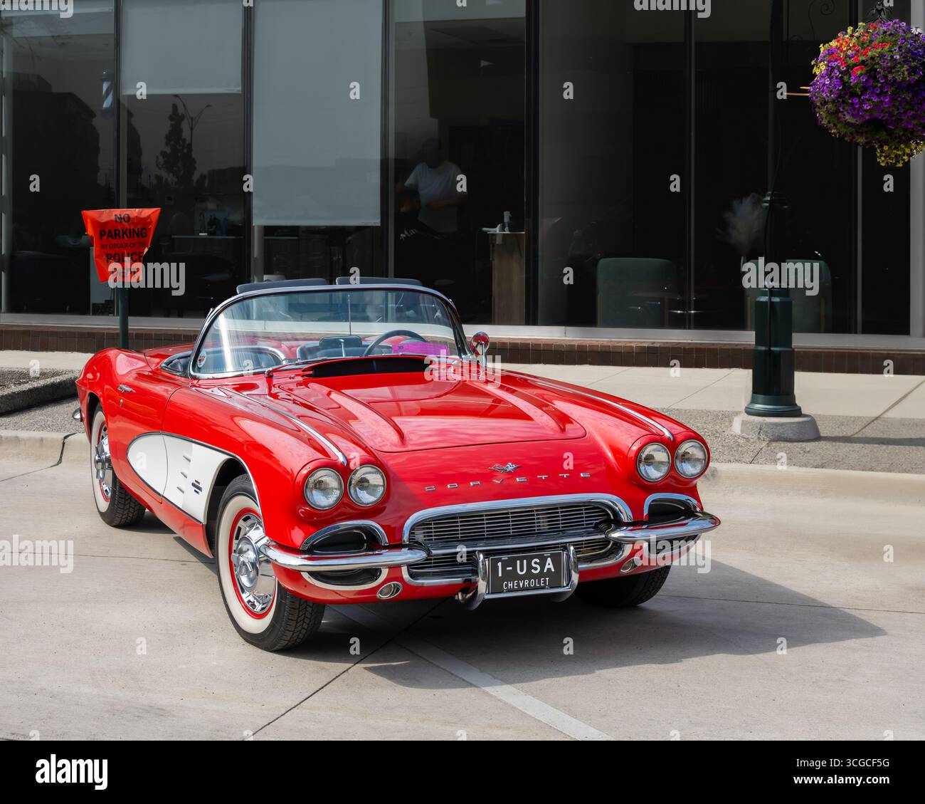 BIRMINGHAM, mi/USA - 16 AGOSTO 2025: Una Chevy Corvette del 1961 sulla rotta Woodward Dream Cruise, vicino a Detroit, Michigan. Foto Stock