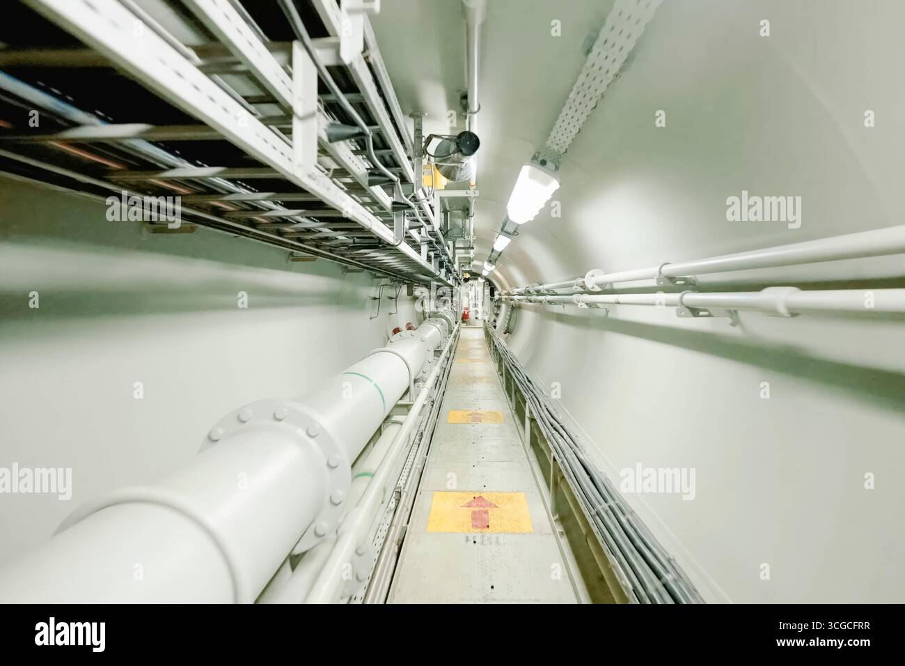cavi, tubazioni e altre attrezzature nel passaggio del tunnel tra i blocchi della piattaforma dell'olio. Foto Stock