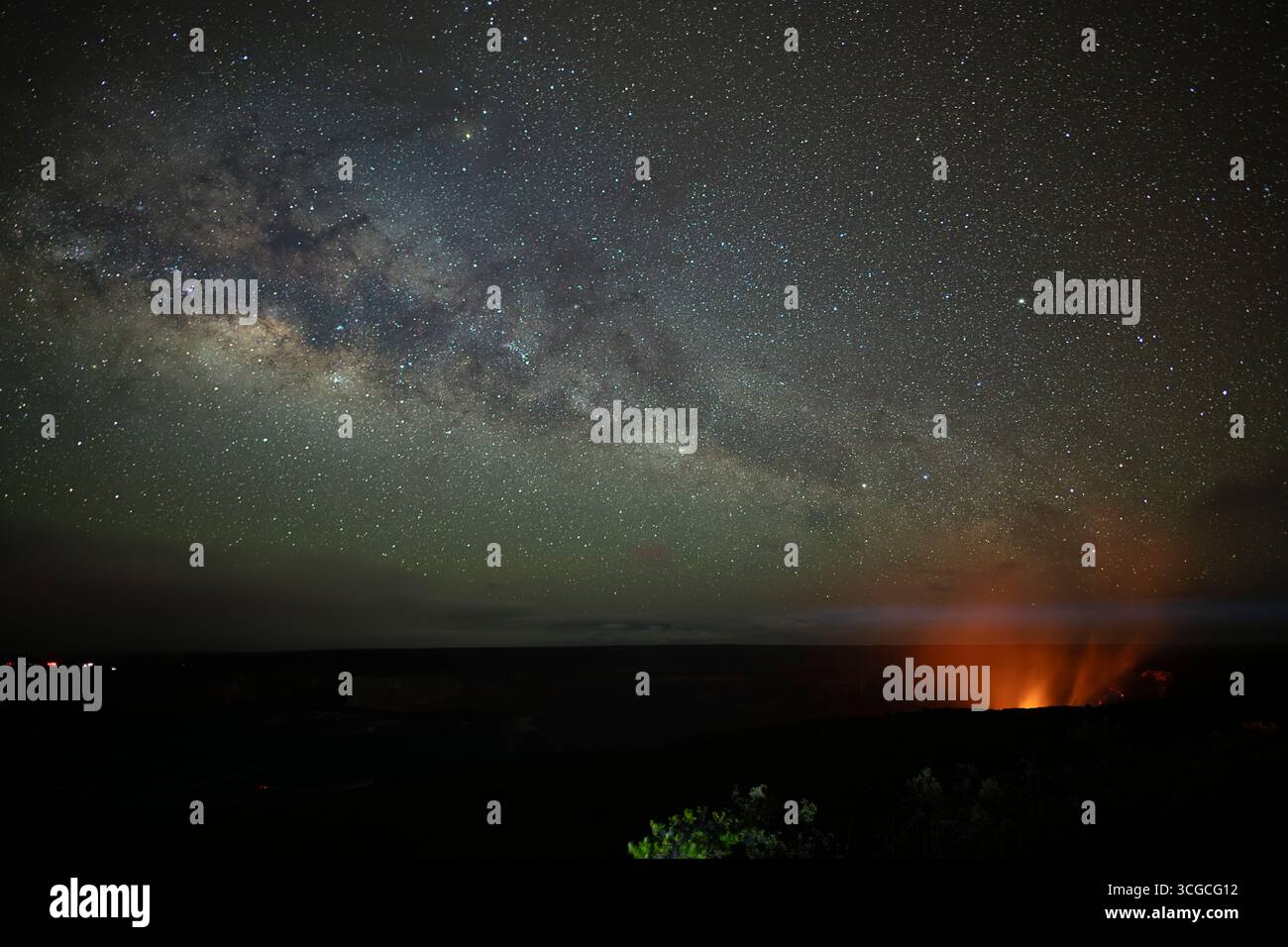 La via Lattea si erge sul cratere Halemaumau mentre la lava si illumina nelle ventole all'estremità occidentale del cratere, il vulcano Kilauea, il Parco Nazionale dei Vulcani delle Hawaii, USA Foto Stock