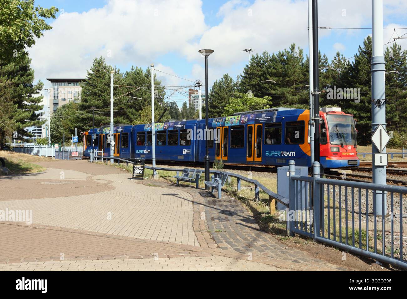 Tram Sheffield Supertram sulla rotatoria della piazza del parco, incrocio England UK Metro Urban Transport, rete metropolitana leggera Foto Stock
