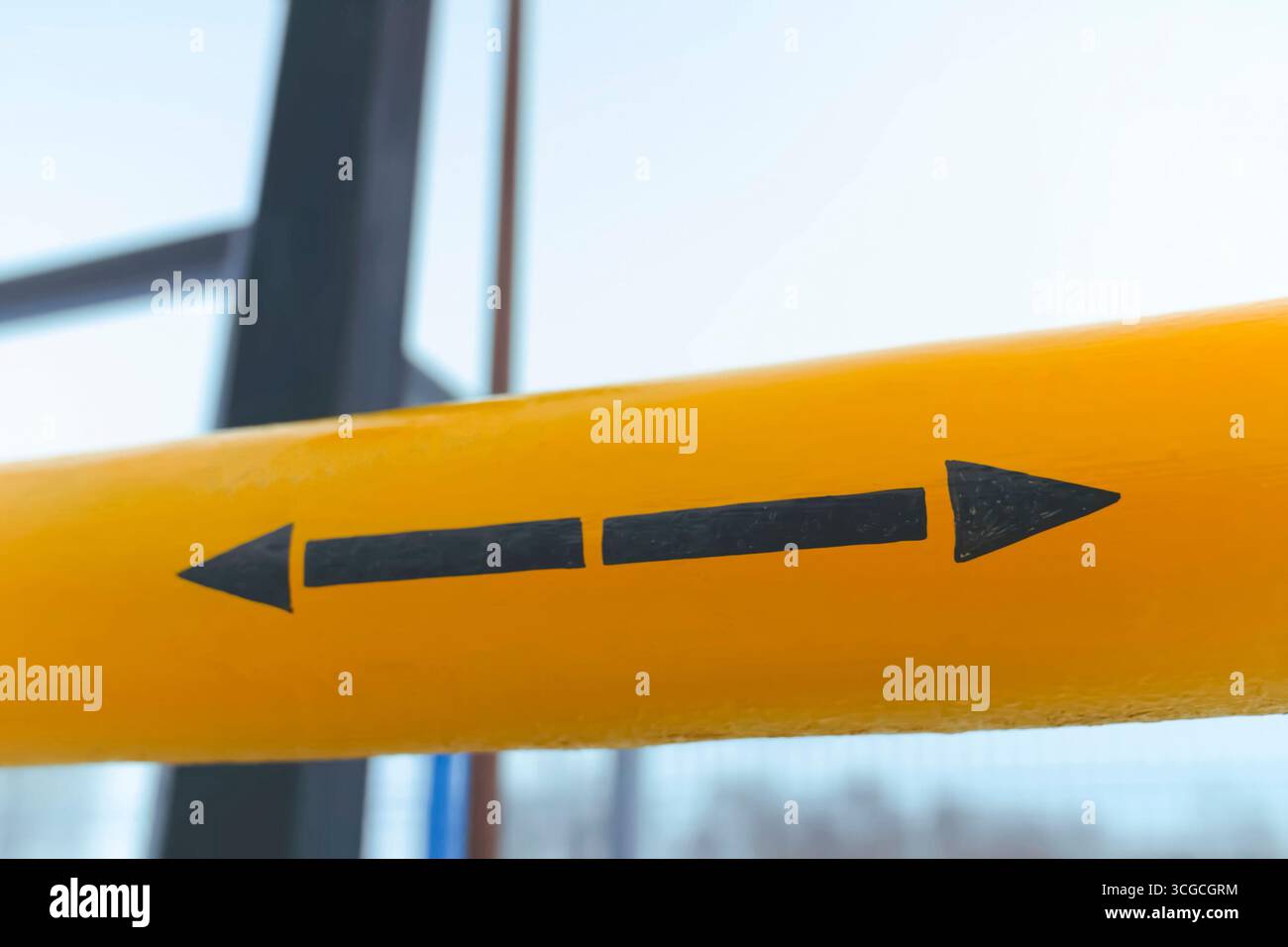 frecce sulla tubazione del gas che mostrano il movimento inverso lungo di essa. Foto Stock