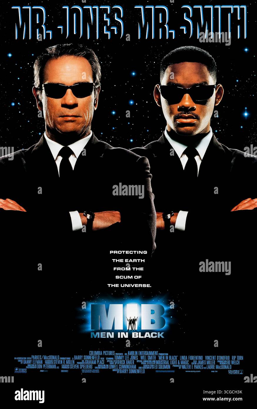 Men in Black (1997) diretto da Barry Sonnenfeld e interpretato da Will Smith, Tommy Lee Jones e Linda Fiorentino. Un poliziotto della polizia di New York viene reclutato in un'agenzia segreta che dirige gli extraterrestri sulla Terra, collaborando con un agente veterano per impedire a un alieno che cambia forma di scatenare una guerra intergalattica. Fotografia di un poster originale del 1997 USA a un foglio SOLO PER USO EDITORIALE. Crediti: BFA / Columbia Pictures Foto Stock