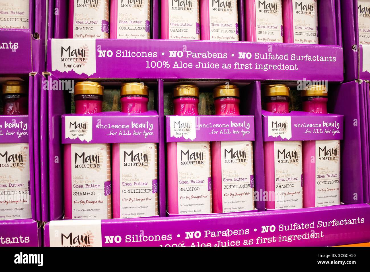 Los Angeles, California, Stati Uniti - 02-13-2020: Una vista di diverse bottiglie di Maui Moisture Shea Butter Shampoo, presso il negozio. Foto Stock