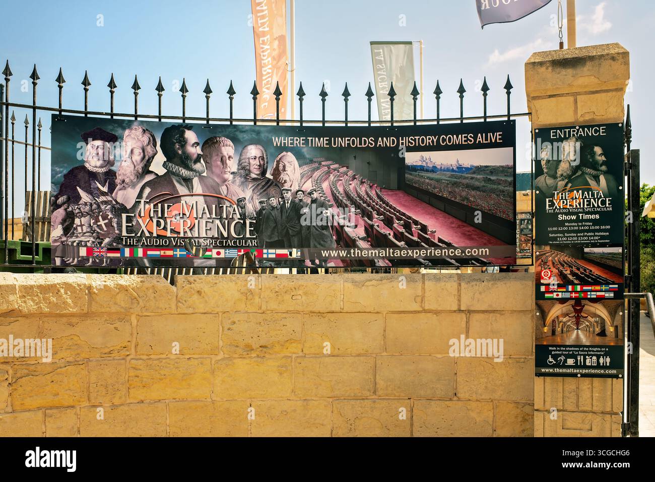 La Valletta, Malta – 26 agosto 2025: Poster promozionale per l'esperienza di Malta all'ingresso del cinema, che mostra uno spettacolo audiovisivo storico quotidiano. Foto Stock