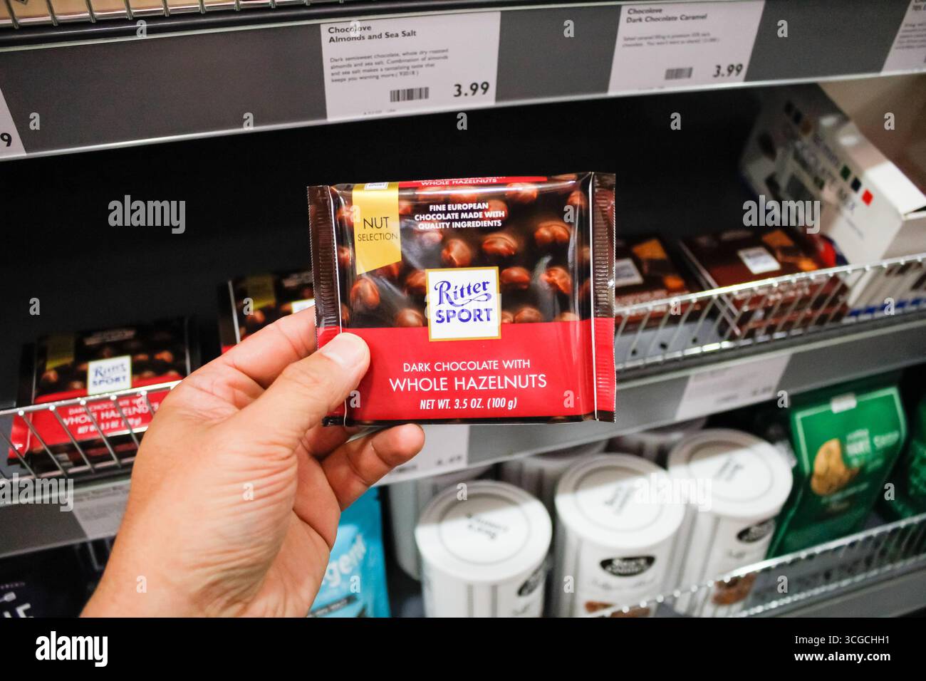 Los Angeles, California, Stati Uniti - 02-19-2020: Una vista di una mano che regge un pacchetto di cioccolato Ritter Sport Dark, presso il negozio. Foto Stock
