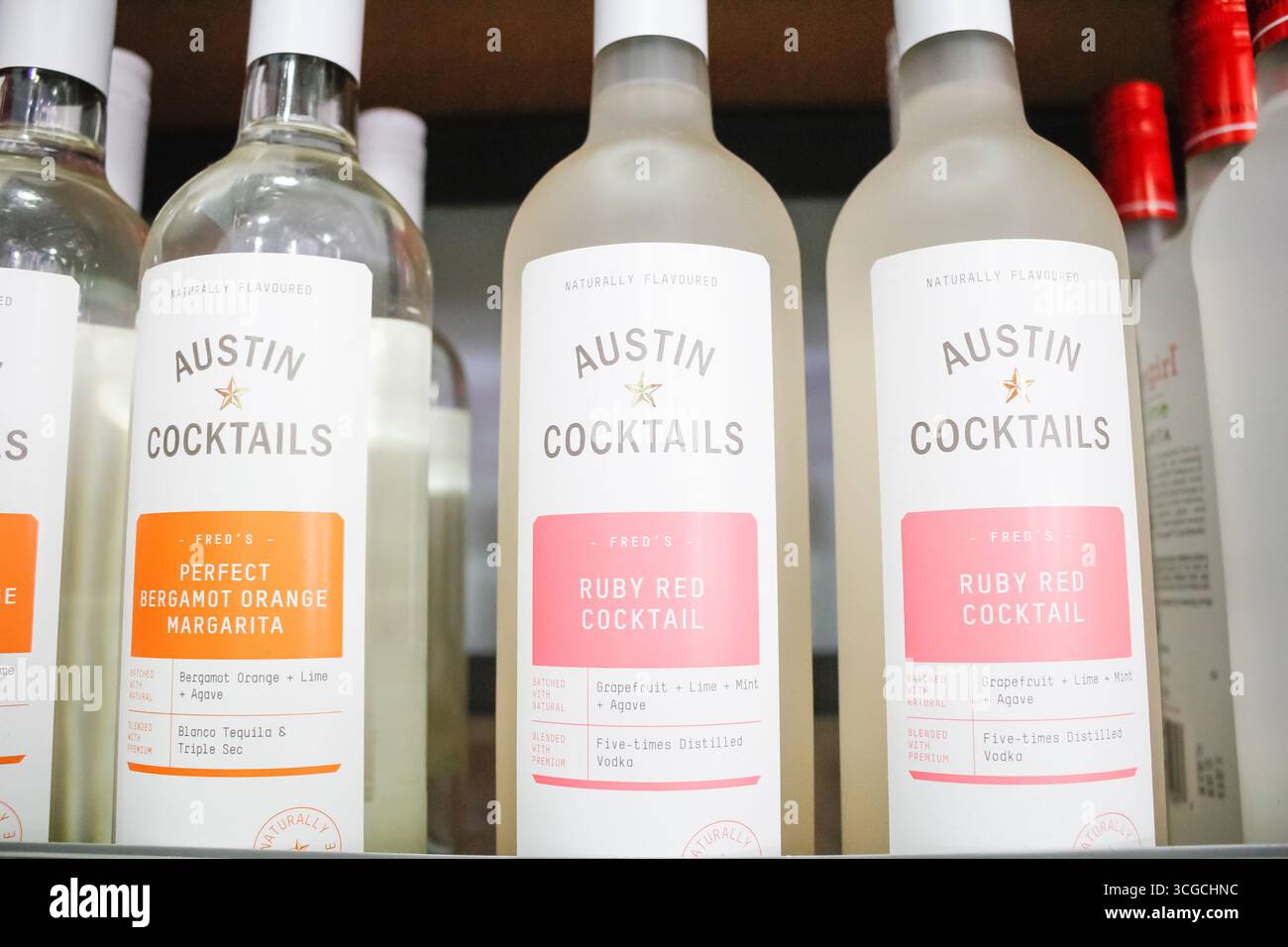 Los Angeles, California, Stati Uniti - 02-19-2020: Una vista di diverse bottiglie di cocktail Austin in mostra in un negozio di alimentari locale. Foto Stock
