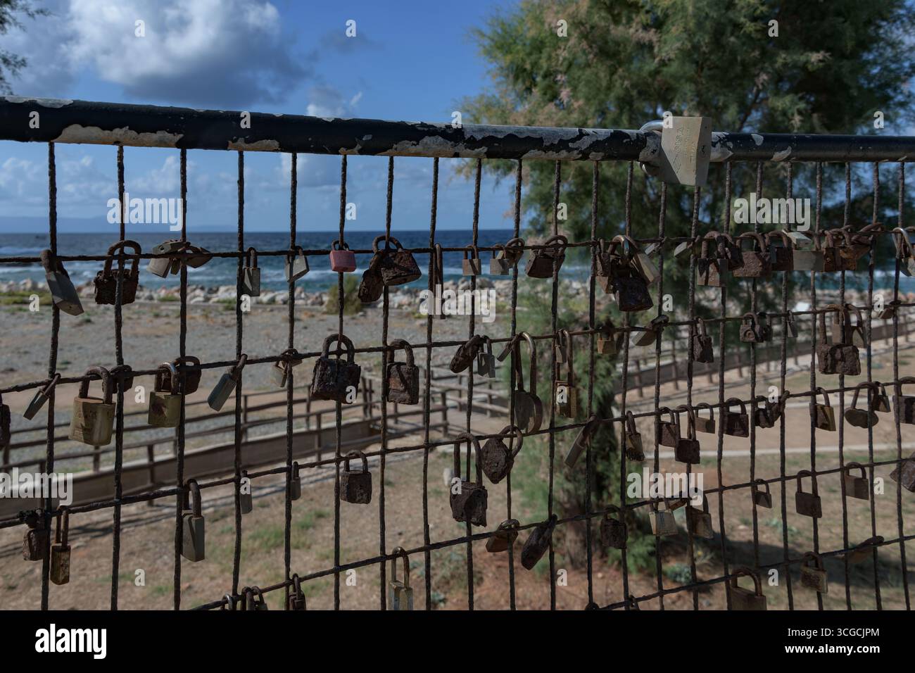 Lucchetti d'amore su una recinzione che si affaccia sul mare, Chania, Creta, Grecia Foto Stock