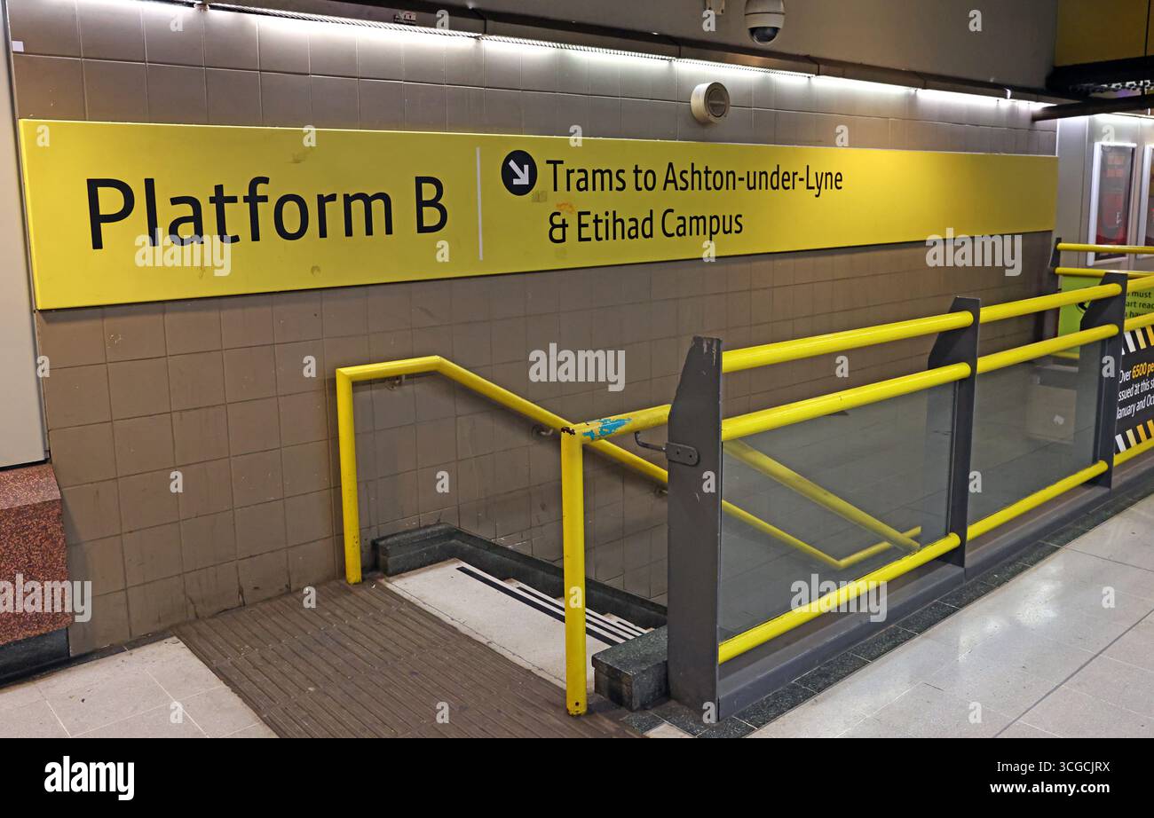 Metrolink, Piccadilly, binario B est, tram per Ashton-under-Lyne & Etihad Campus, Manchester, Inghilterra, Regno Unito Foto Stock