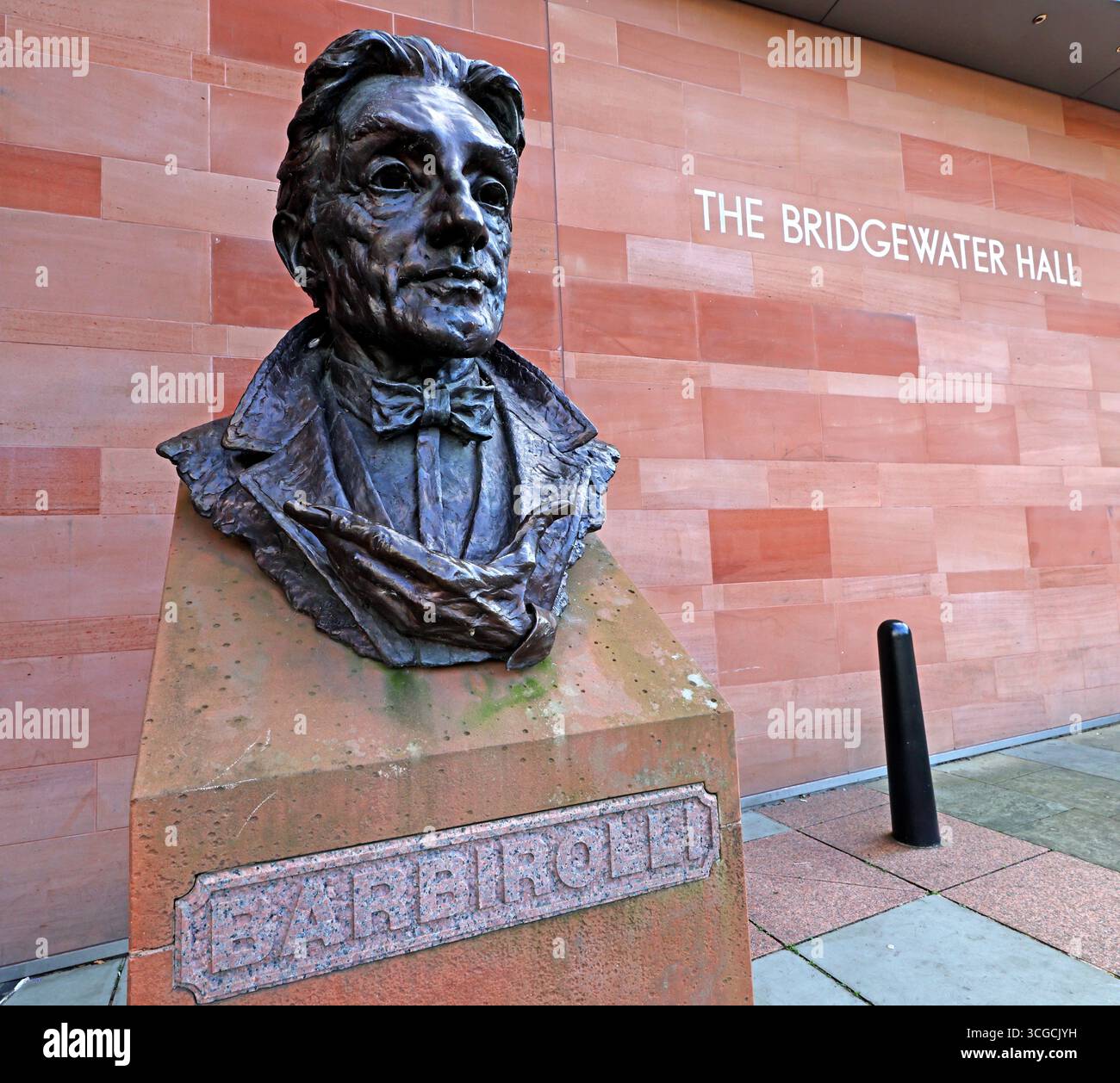 Statua di Sir John Barbirolli fuori dalla Bridgewater Hall nel centro di Manchester, Inghilterra, Regno Unito. Il busto in bronzo fu opera dello scultore Eduardo Paolozzi Foto Stock