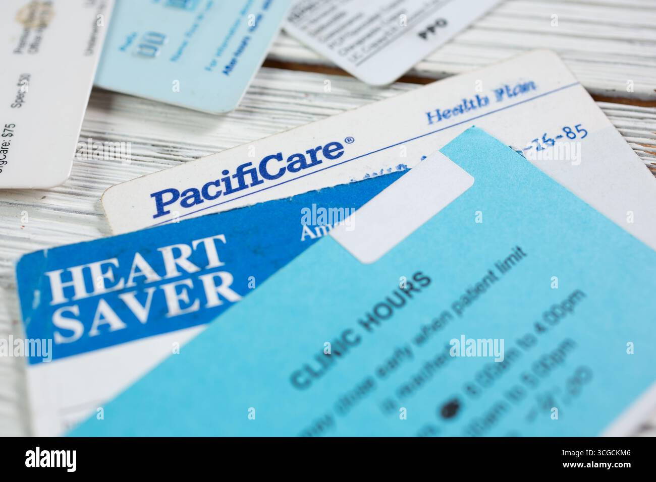 Los Angeles, California, Stati Uniti - 02-06-2020: Una vista ravvicinata di una tessera PacifiCare, tra le altre carte del portafoglio. Foto Stock