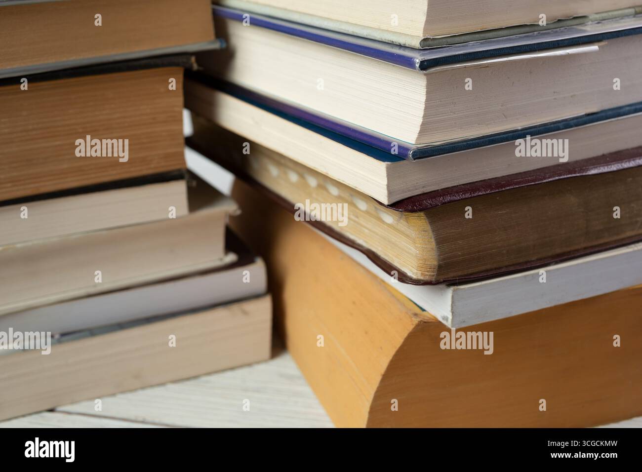 Visualizzazione di diverse pile di libri, con gli angoli delle pagine vuote di ciascun libro. Foto Stock