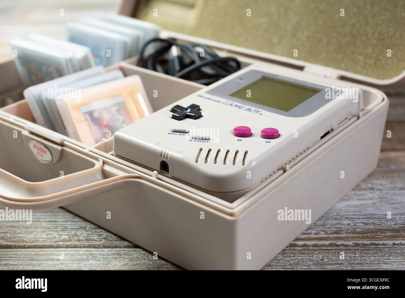 Los Angeles, California, Stati Uniti - 04-26-2020: Una vista di una console per videogiochi Nintendo Game Boy all'interno di una custodia. Foto Stock