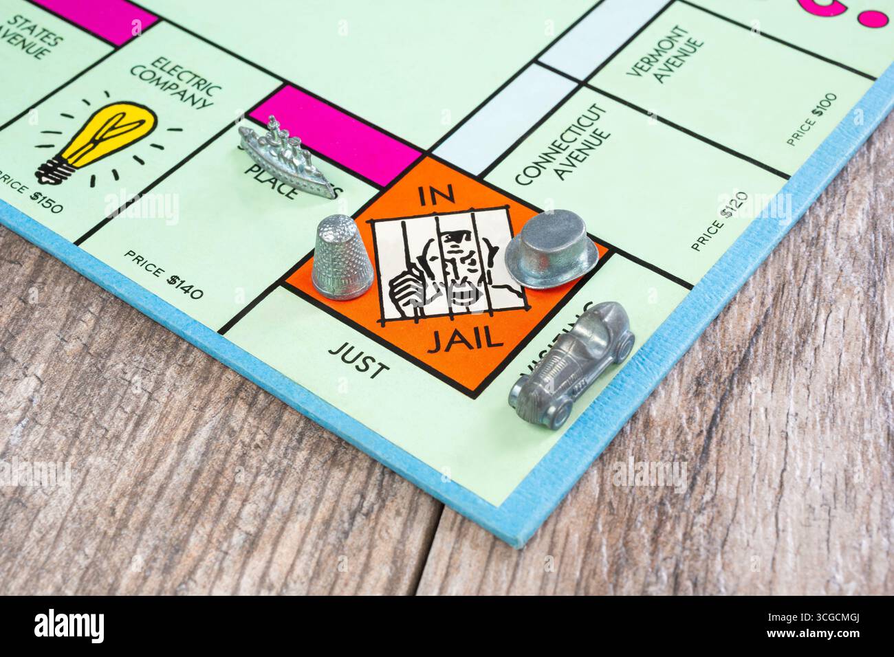 Los Angeles, California, Stati Uniti - 04-30-2020: Una vista di diversi gettoni che atterrano sulla piazza della prigione, sul tabellone di gioco Monopoli. Foto Stock