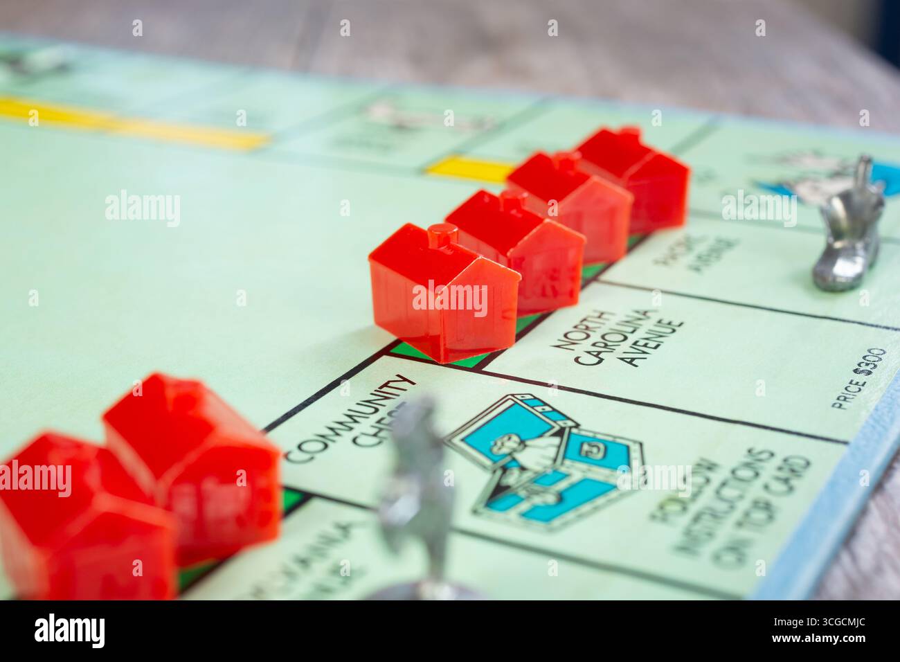 Los Angeles, California, Stati Uniti - 05-07-2020: Una vista di diversi hotel su alcune piazze della proprietà, sul tabellone da gioco Monopoli. Foto Stock