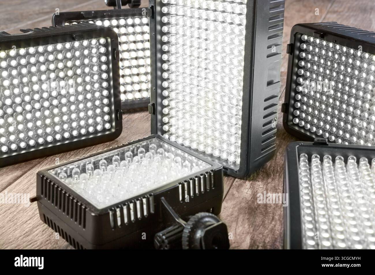 Vista ravvicinata di diverse luci di montaggio per videocamera a LED. Foto Stock