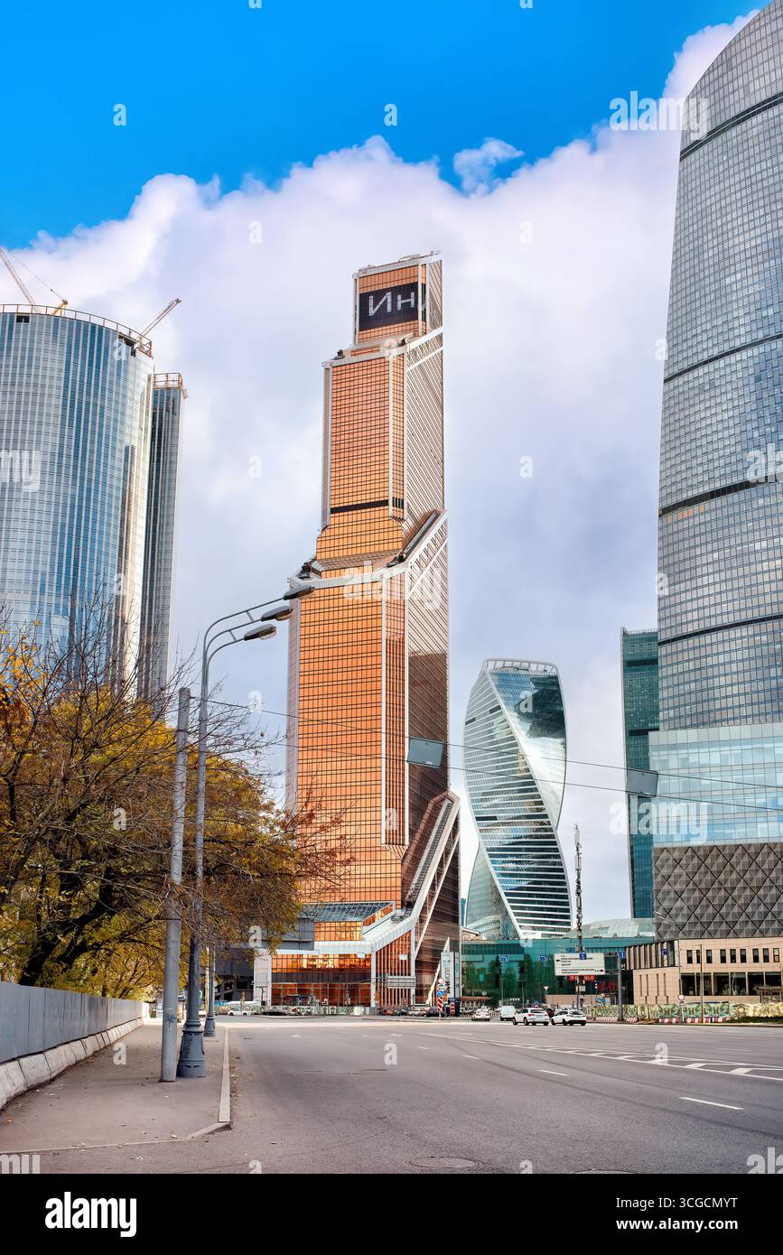 Splendidi grattacieli alti sullo sfondo di un cielo blu brillante: Mosca, Russia - 12 ottobre 2022 Foto Stock