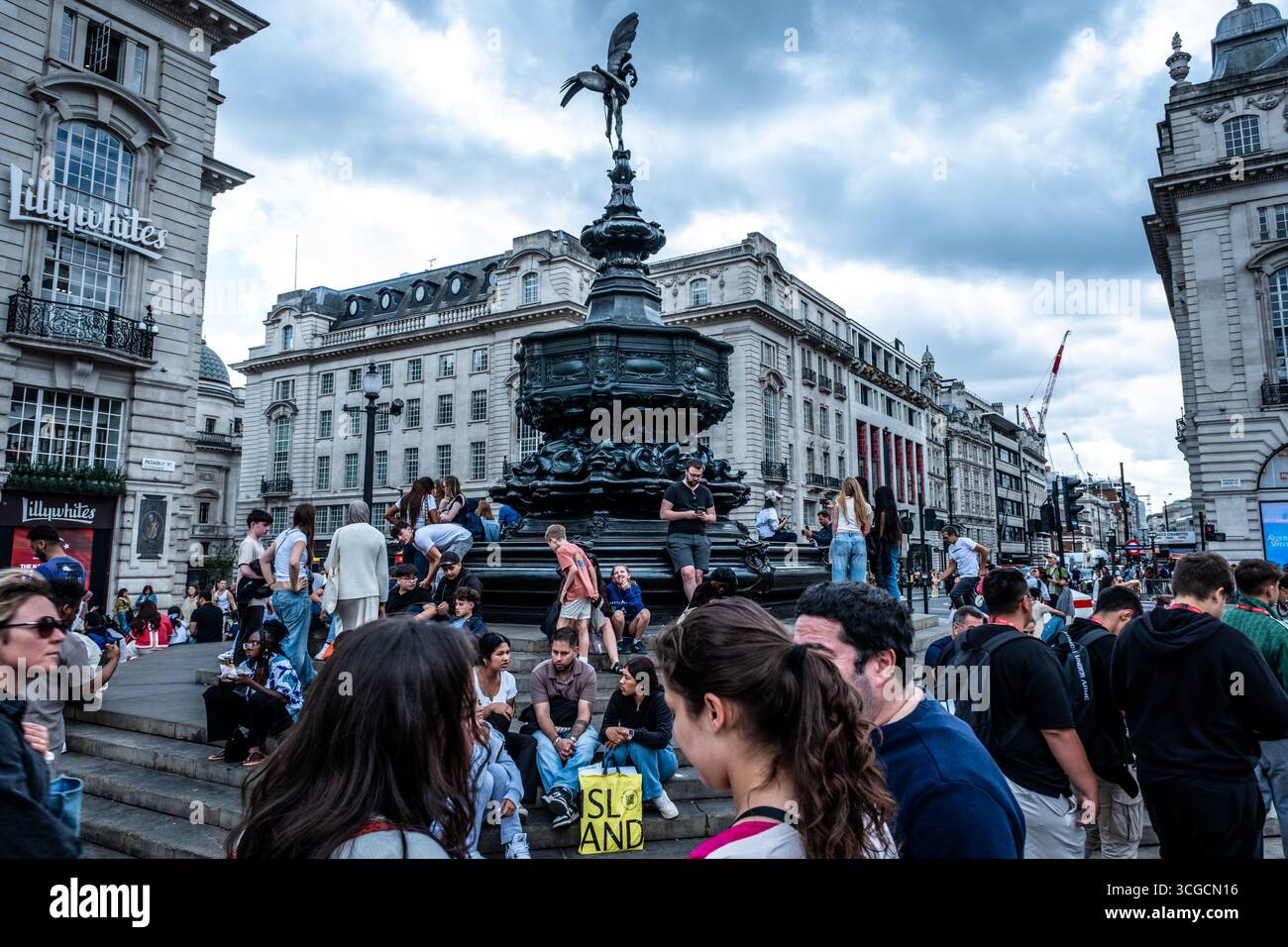 Piccadilly Circus – luci, energia e vita urbana. Londra Foto Stock