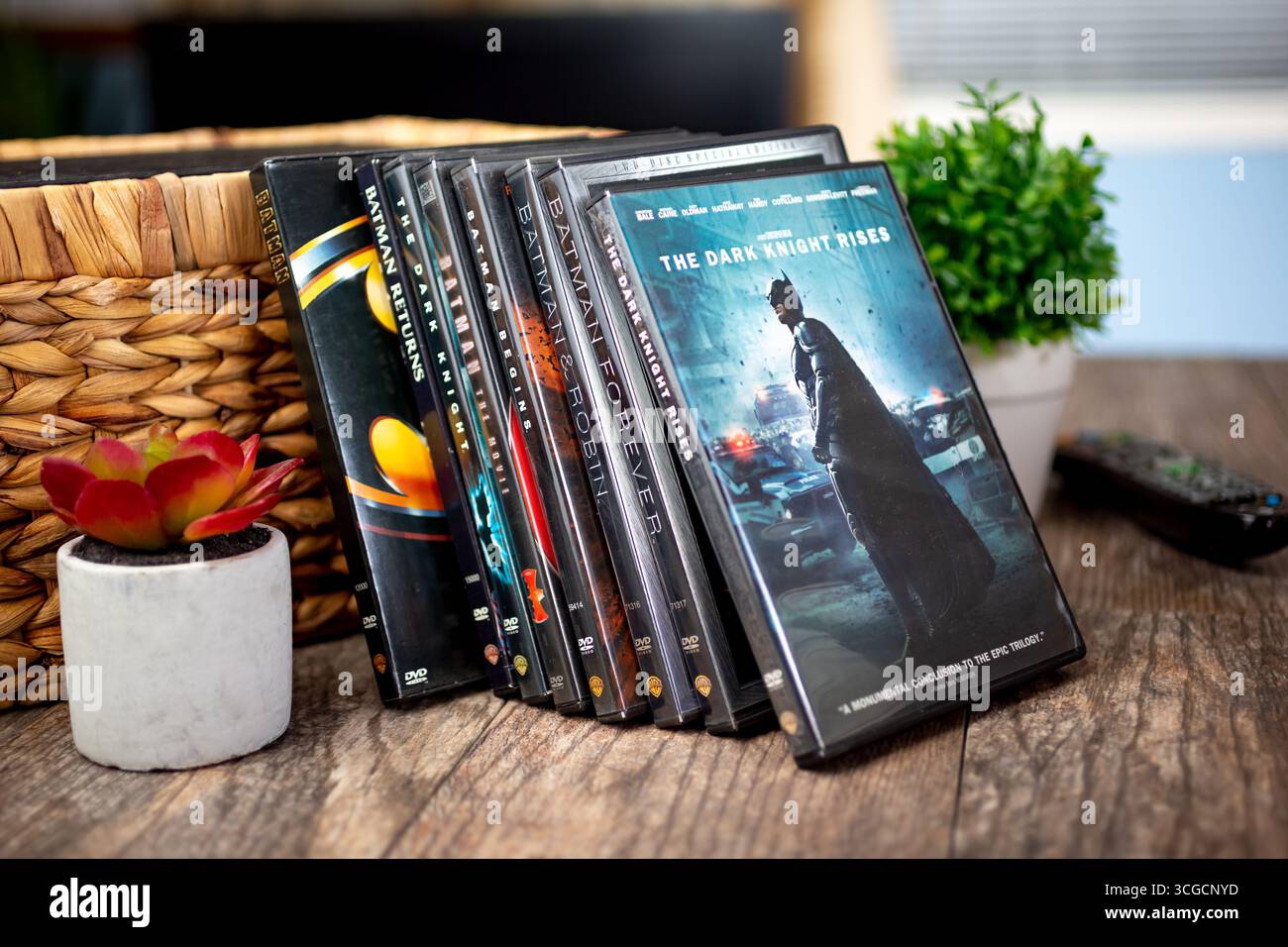 Los Angeles, California, Stati Uniti - 05-07-2020: Una visione di diversi film in DVD di Batman, in un ambiente di natura morta. Foto Stock
