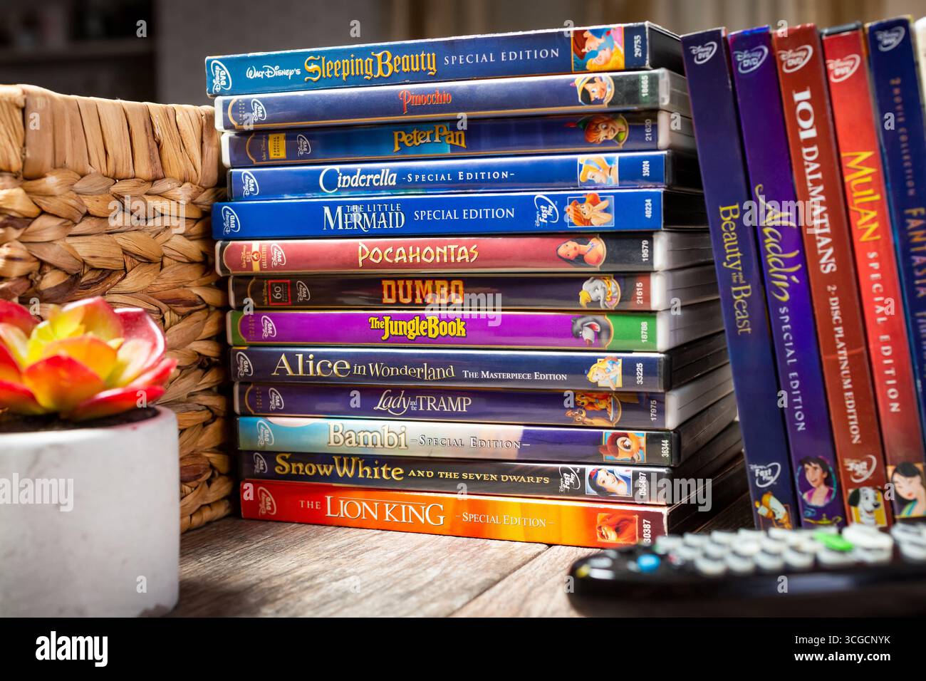 Los Angeles, California, Stati Uniti - 05-07-2020: Una vista di una pila di classici film Disney su DVD. Foto Stock