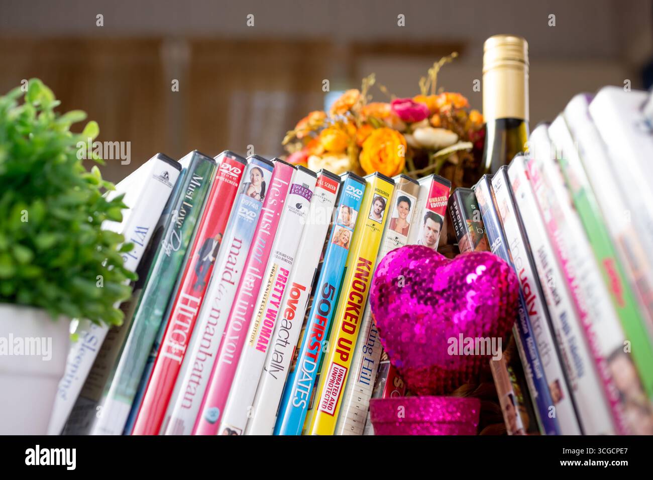 Los Angeles, California, Stati Uniti - 05-07-2020: Una vista di diversi titoli popolari di film comici romantici in DVD, in un ambiente di natura morta. Foto Stock