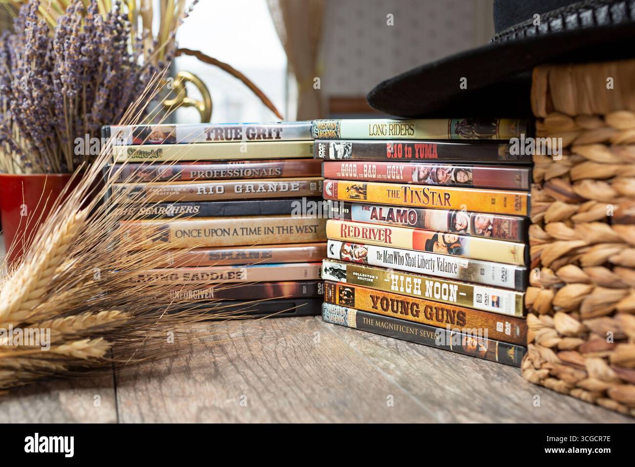 Los Angeles, California, Stati Uniti - 05-07-2020: Una vista di diversi film in DVD di genere occidentale, in un ambiente di natura morta. Foto Stock