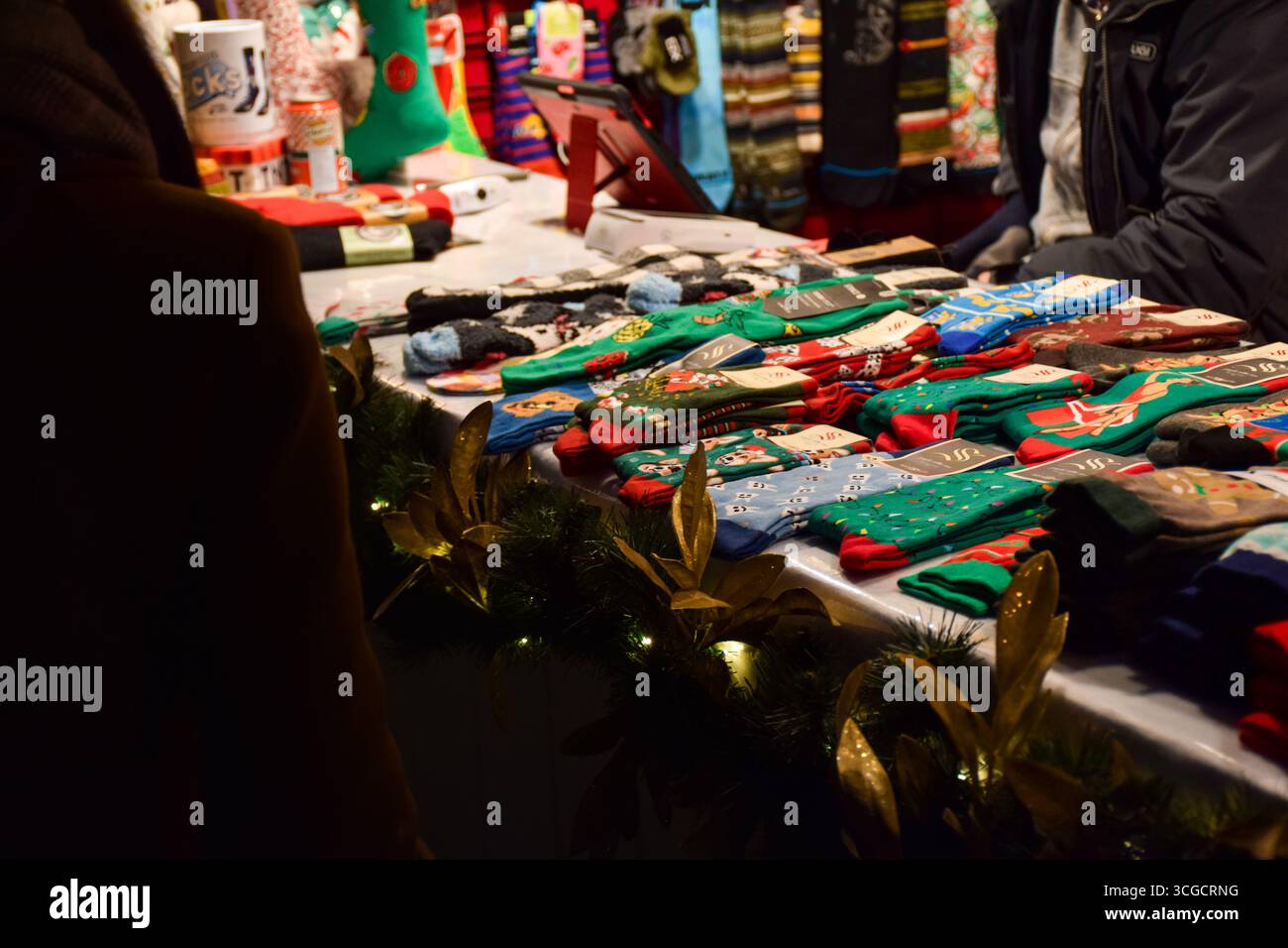 20 dicembre 2022 - Toronto, Ontario, Canada: Stand del fornitore del mercato con calze natalizie al Distillery District di Toronto Foto Stock