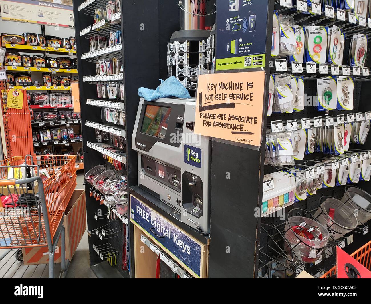 Los Angeles, California, Stati Uniti - 05-05-2020: Una vista di una macchina per la produzione di chiavi elettroniche, vista in un negozio di articoli per la casa. Foto Stock