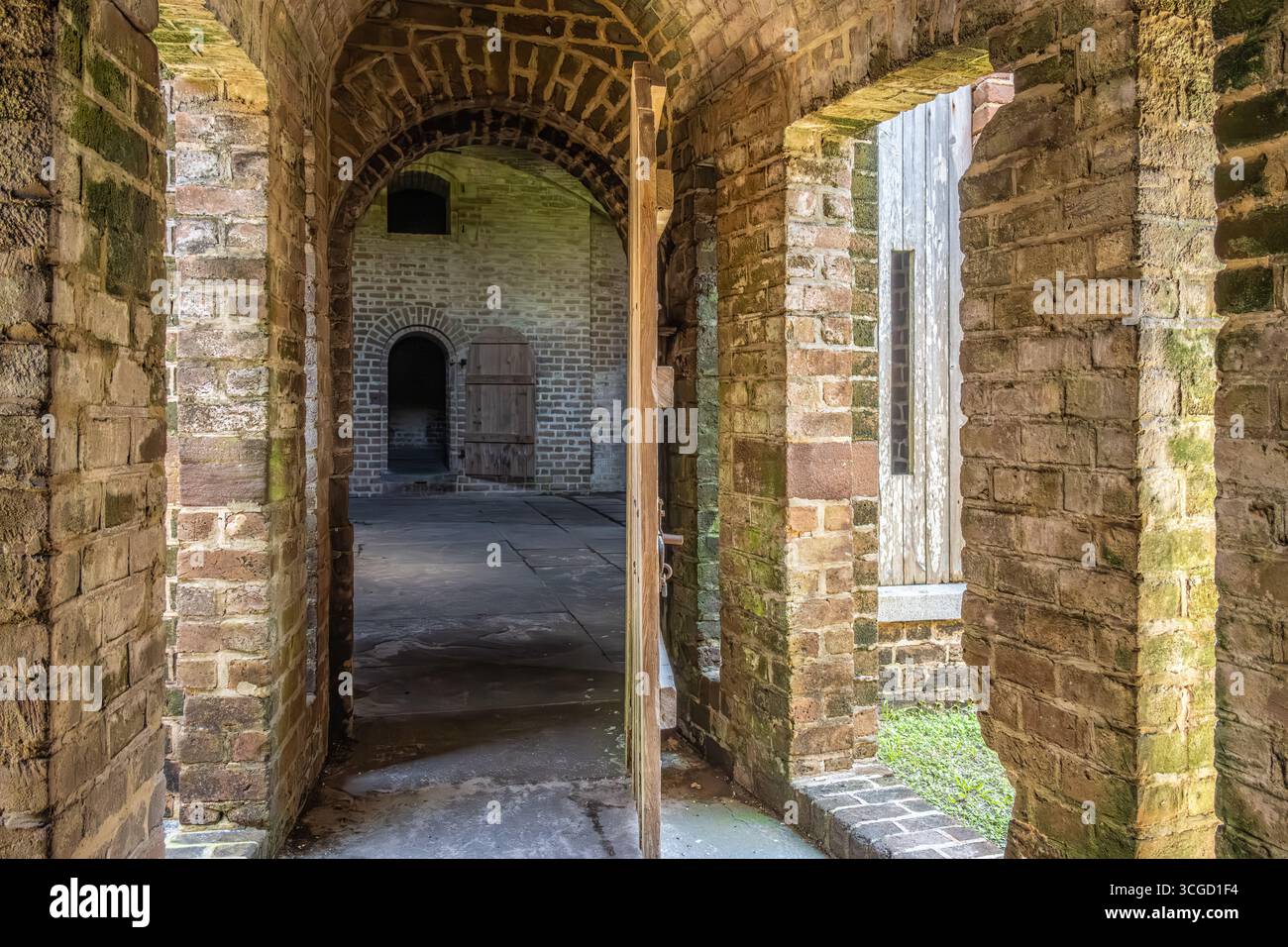 Vista interna ed esterna del passaggio in un bastione al 19° secolo di Fort Clinch a Fernandina Beach sull'Isola Amelia nella Florida nord-orientale. (USA) Foto Stock