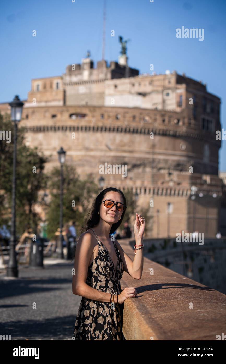 Immagini di viaggio e culturali di Roma che evidenziano il Vaticano, la Basilica di San Pietro, il Colosseo, la Fontana di Trevi, il Pantheon, e romantici momenti d Foto Stock